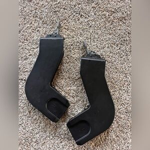 Thule urban glide 1&2 car seat adapter
Used for Nuna but fits multiple